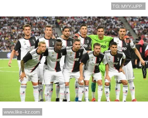 足球明星街头被认出引发粉丝狂欢瞬间感受明星魅力与平民生活的交融